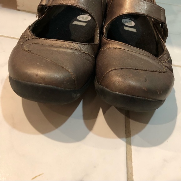 7 WIDE USED clarks womens pewter leather mary jane with velcro straps - Picture 3 of 11